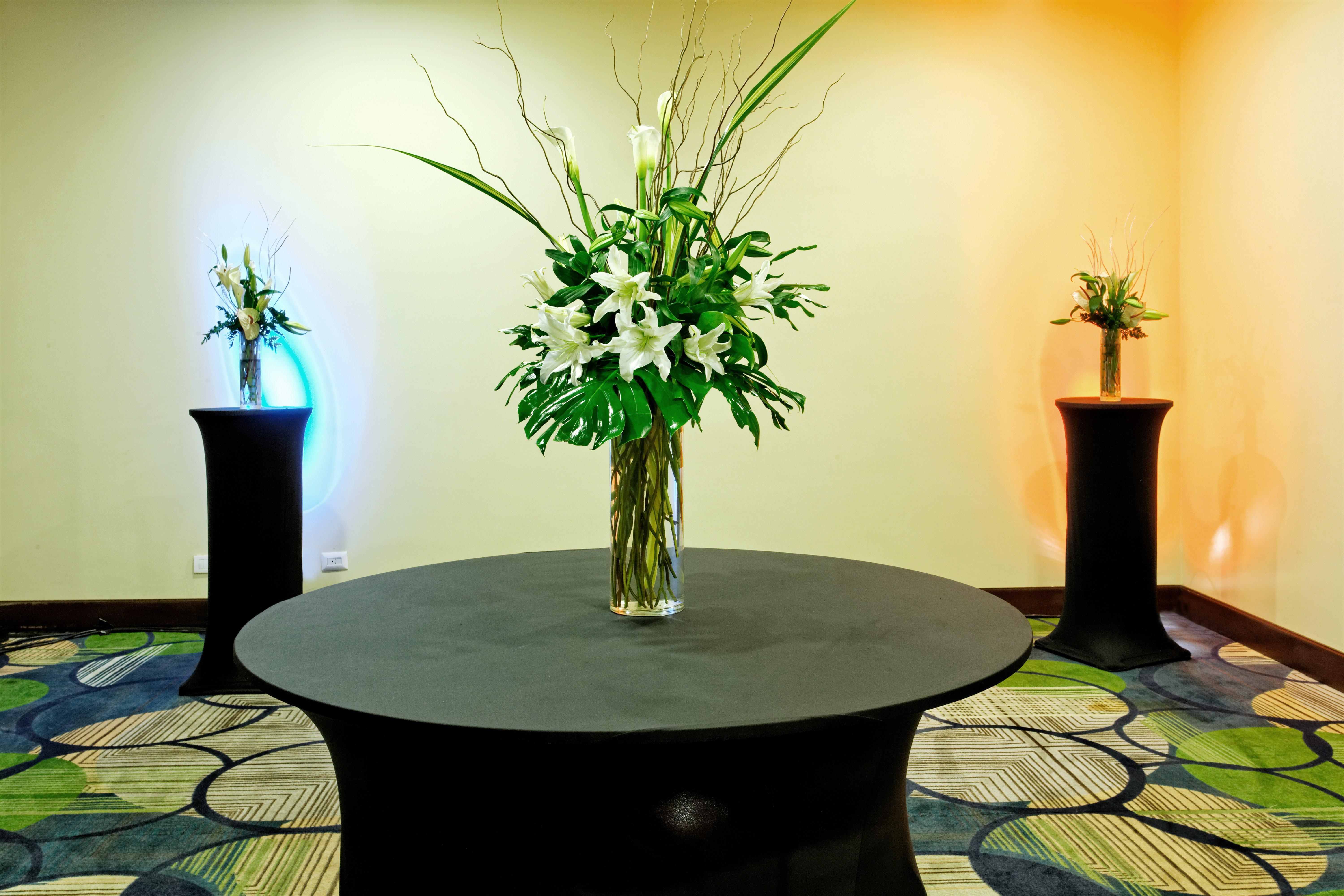 Holiday Inn Santo Domingo By Ihg Exterior photo A cocktail table with a flower arrangement