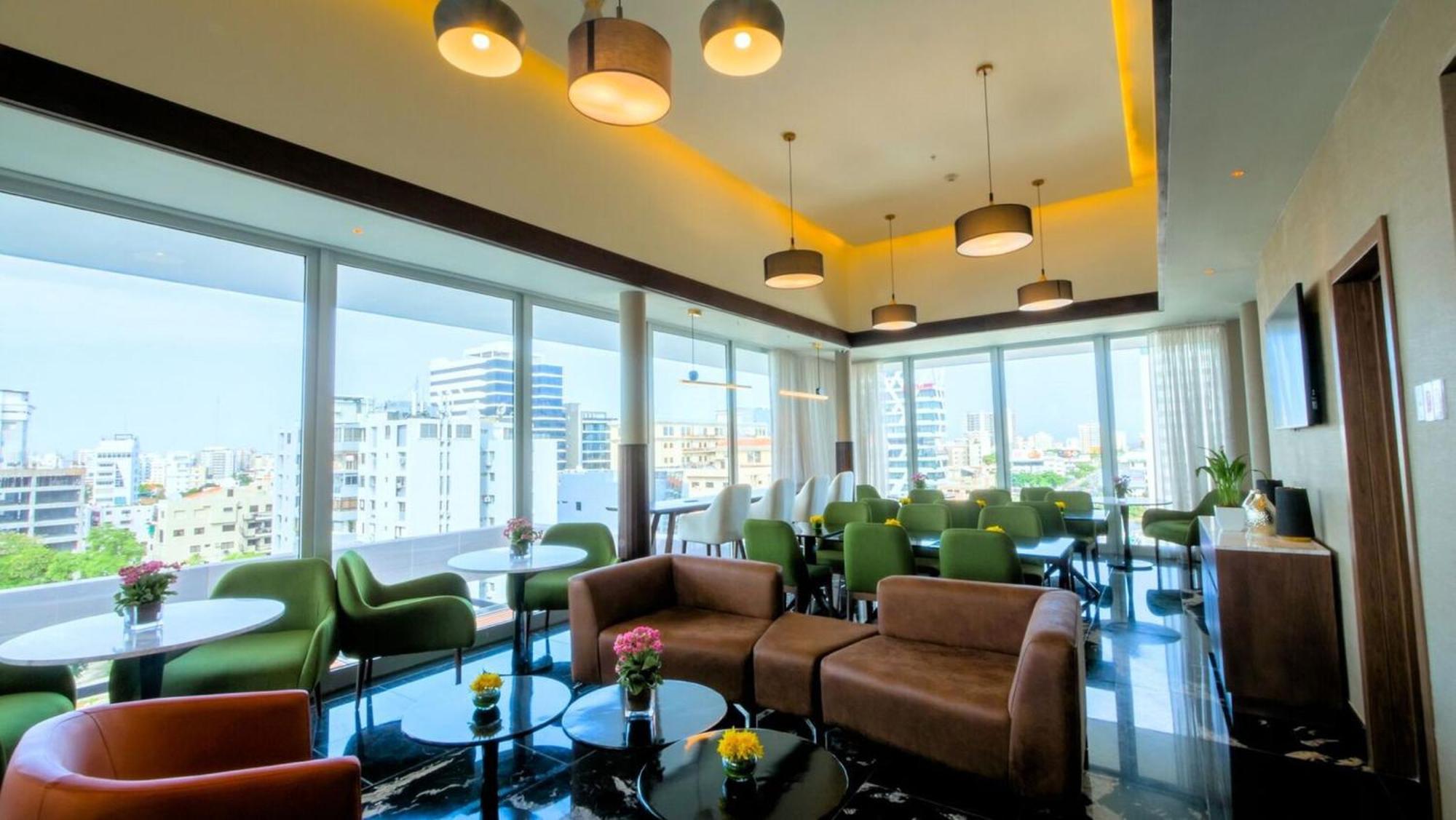 Holiday Inn Santo Domingo By Ihg Exterior photo The lounge at the airport