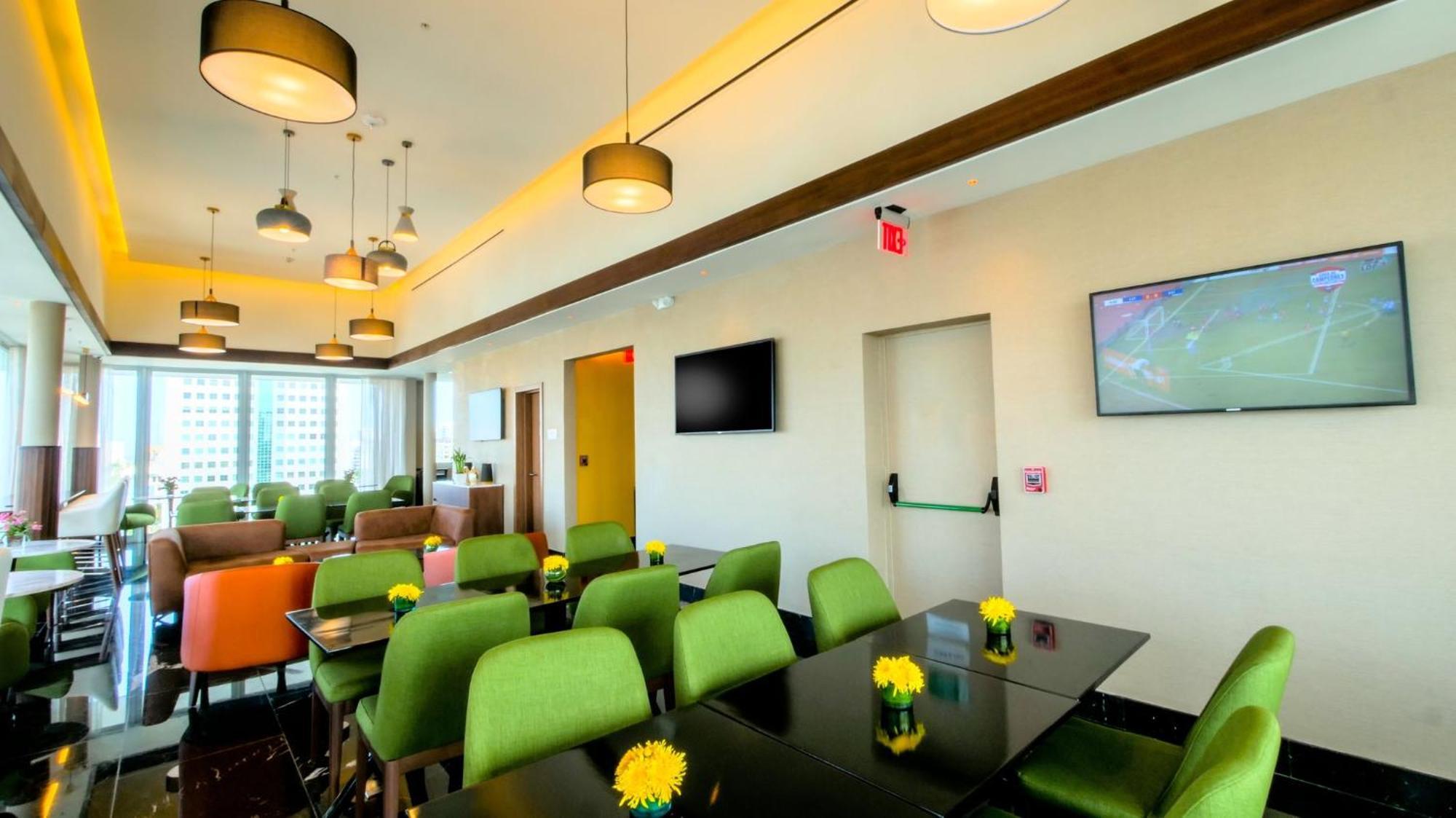 Holiday Inn Santo Domingo By Ihg Exterior photo The lounge at the airport