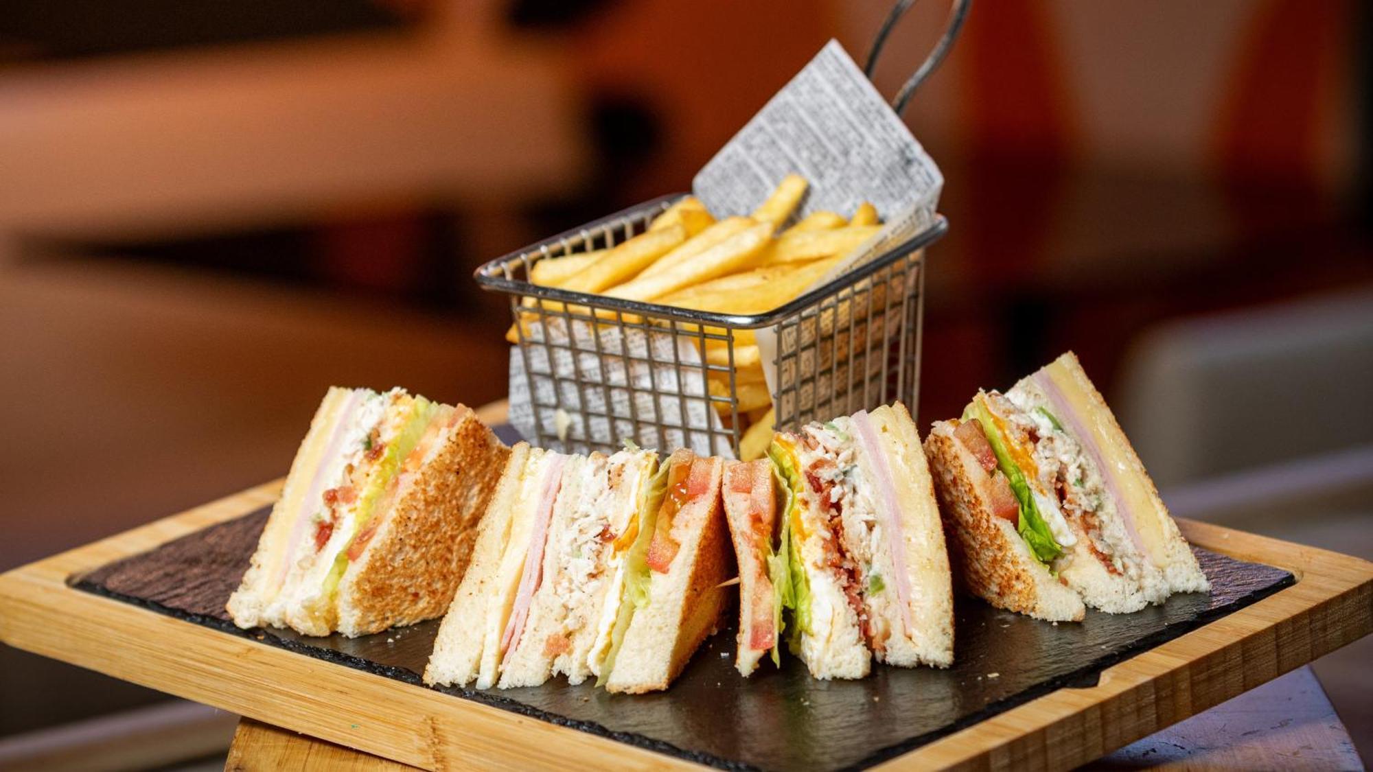 Holiday Inn Santo Domingo By Ihg Exterior photo A club sandwich with chips