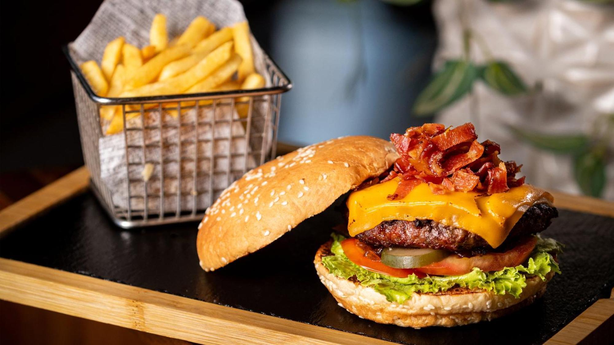 Holiday Inn Santo Domingo By Ihg Exterior photo A cheeseburger with bacon