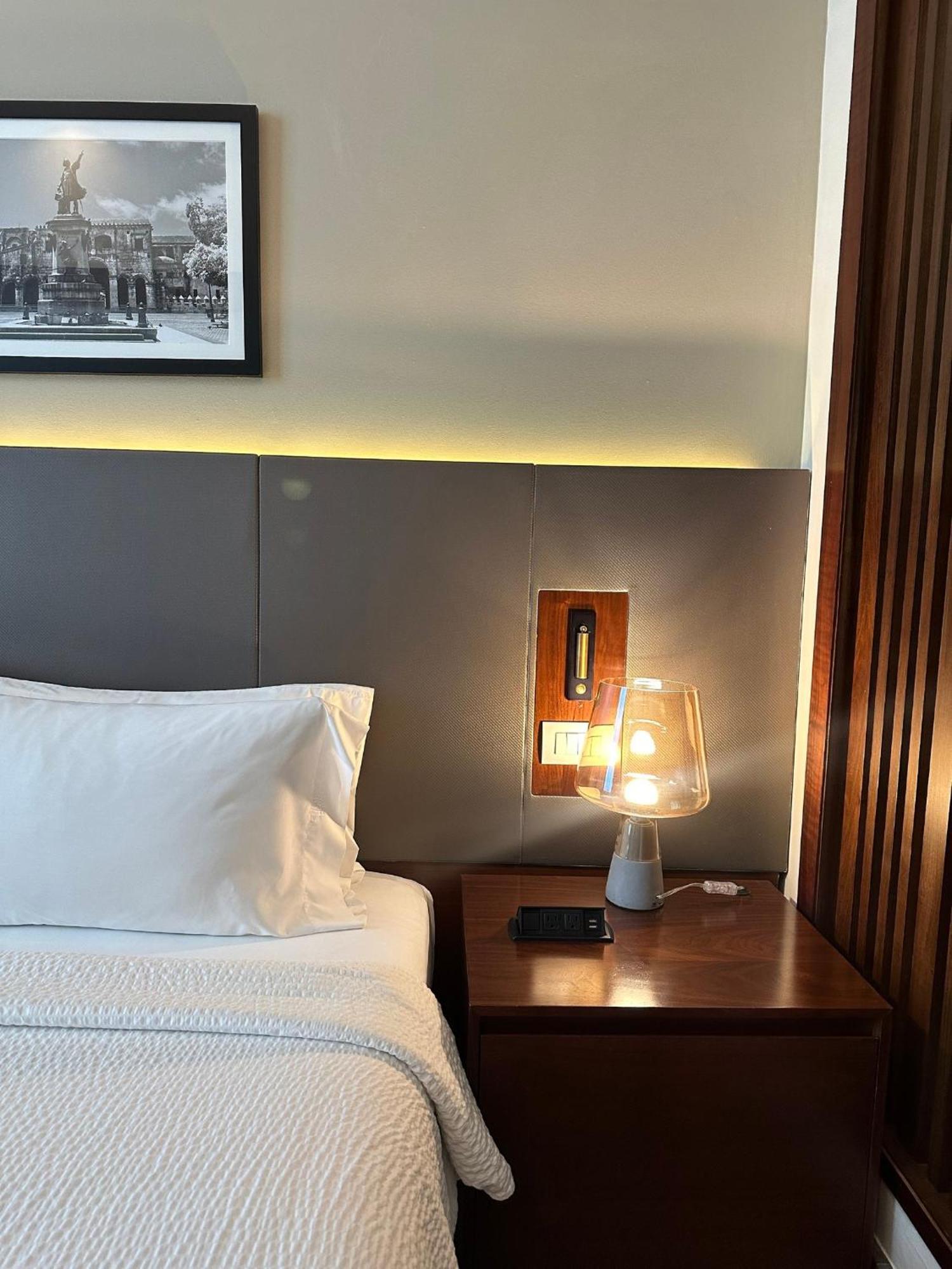 Holiday Inn Santo Domingo By Ihg Exterior photo A bedside table with a lamp