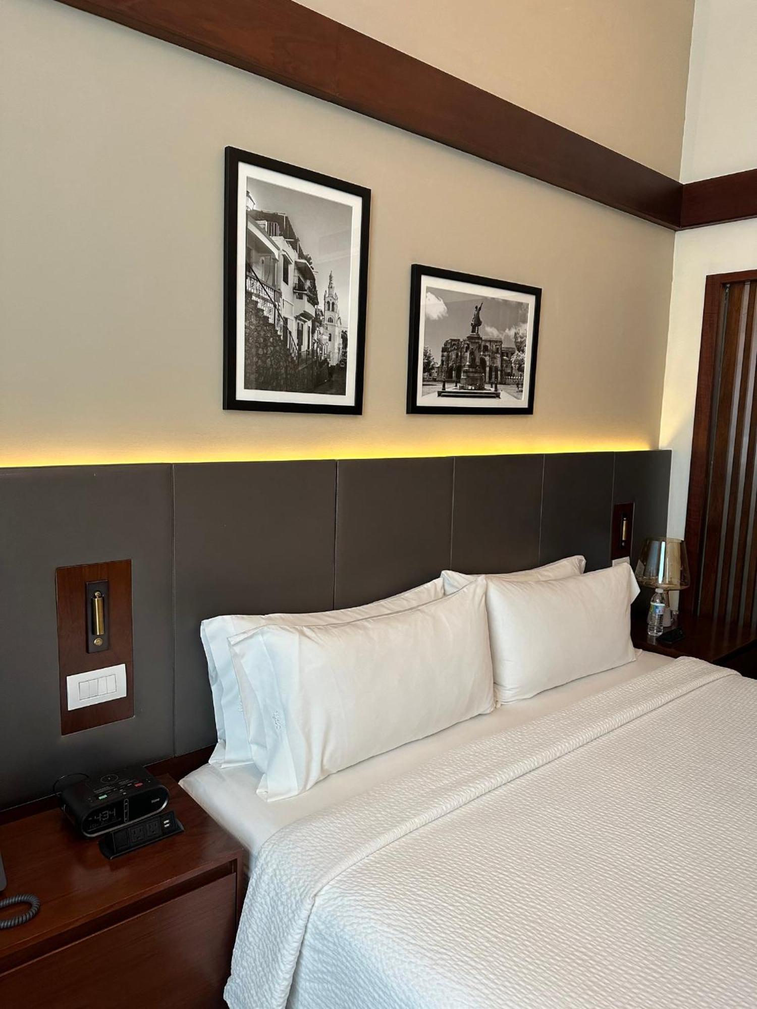 Holiday Inn Santo Domingo By Ihg Exterior photo A bed with two pillows