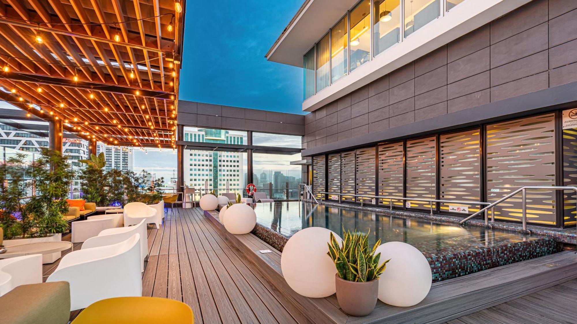 Holiday Inn Santo Domingo By Ihg Exterior photo The rooftop pool at the hotel