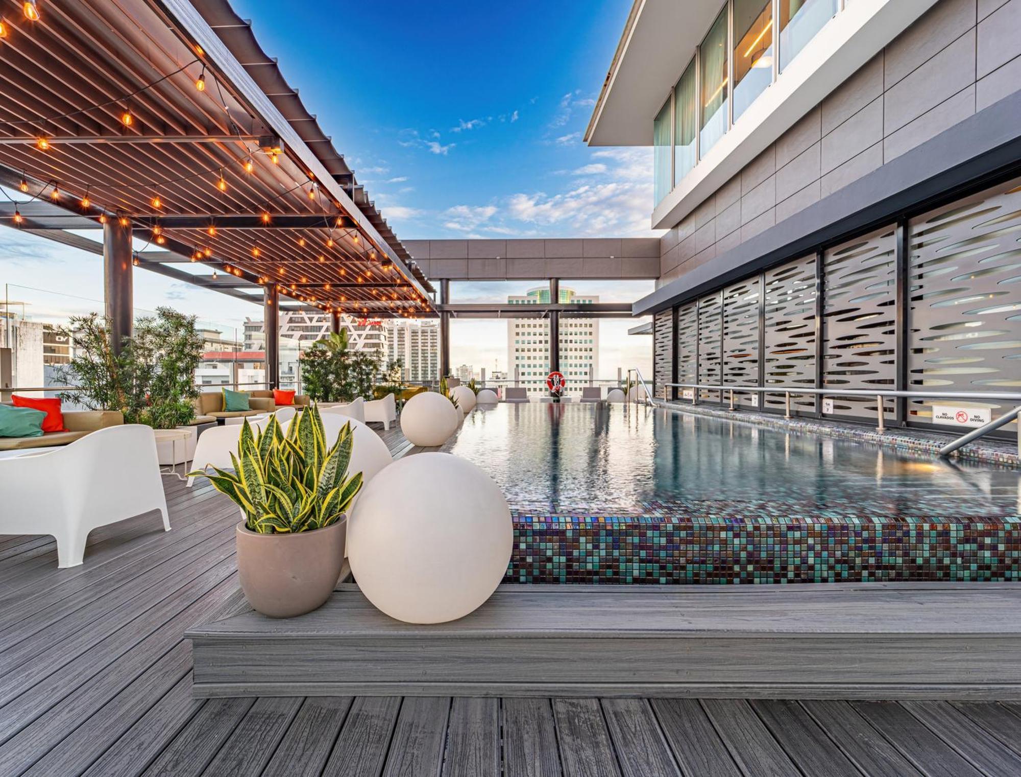 Holiday Inn Santo Domingo By Ihg Exterior photo Rooftop pool at the hotel